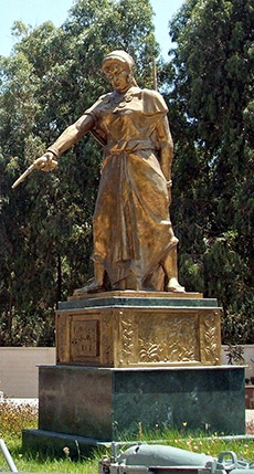 Statue de Fatma N'Soumer (1830-1863) plus célèbre figure du mouvement de la résistance algérienne contre la conquête coloniale française de l'Algérie.
