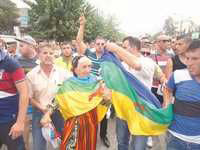 Marche pacifique des supporters kabyles contre les sanctions infligées à la JSK
“Nous ne sommes ni des voyous ni des criminels !”